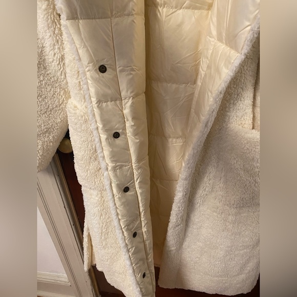 Michael Kors Quilted Ciré and Faux
Shearling Reversible Puffer
Coat- Women’s MED - Picture 7 of 16